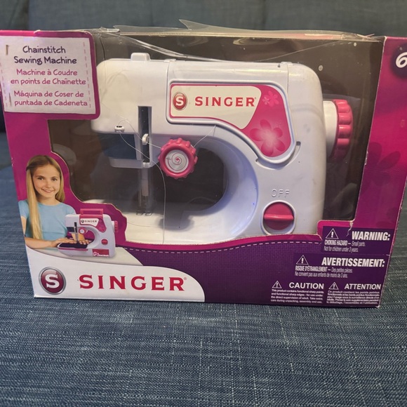 Children’s Singer Sewing Machine NEVER USED - Picture 6 of 6